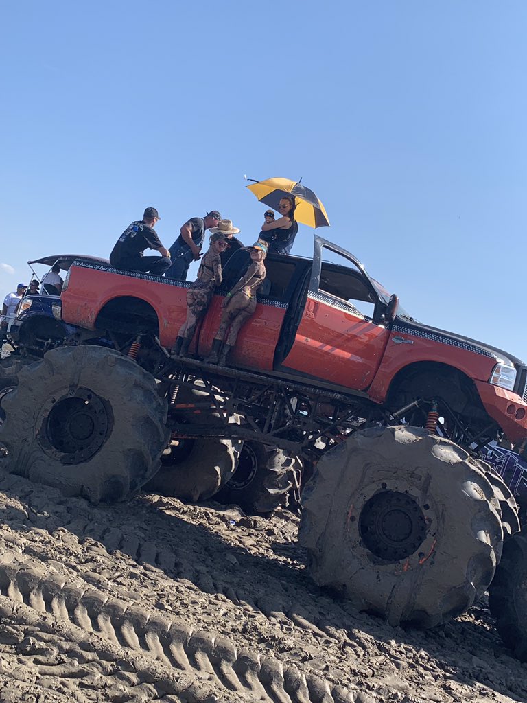 _emilyeeet's tweet photo. Yee yee time is my favorite time 🤙🏼
.
.
#drinkdrankdrunk #booty #canam #plantbamboo #muddyvalentine #trucksgonewild #okeechobee #offroad #4x4 #sendhelp #kingkrush #lilkrush #mud #flogrown #mudding #floridamudding #muduporshutup #squad #beer #ridedirty #outdoors #bootyfordays https://t.co/fFLinxQAOK