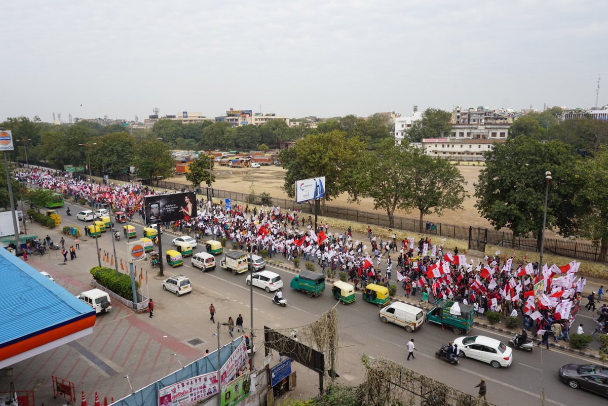 sfijnuunit's tweet photo. Thousands of students joined the Chalo Delhi march under the joint banner of SFI, AISF, PSU, AISB and AIDSO today in protest against the massive assaults of the Modi-led BJP government on students and education. #YouthAgainstModi #StudentsAgainstModi https://t.co/kug8B1fysB