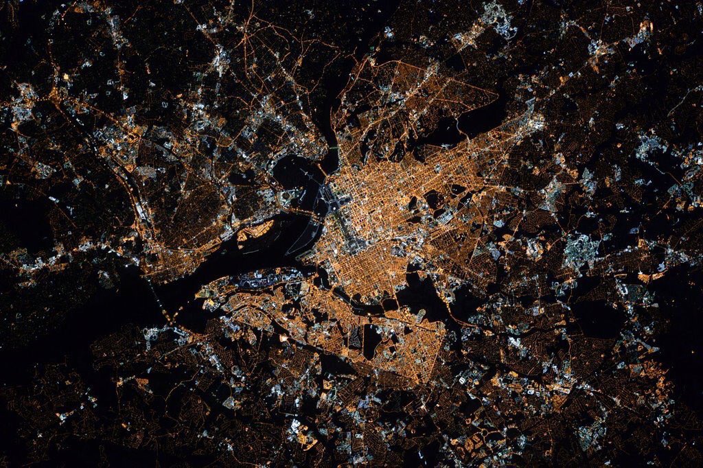 StationCDRKelly's tweet image. Happy #PresidentsDay! Honoring our presidents who have served our nation w integrity, sound leadership and compassion on behalf of all Americans. #DC