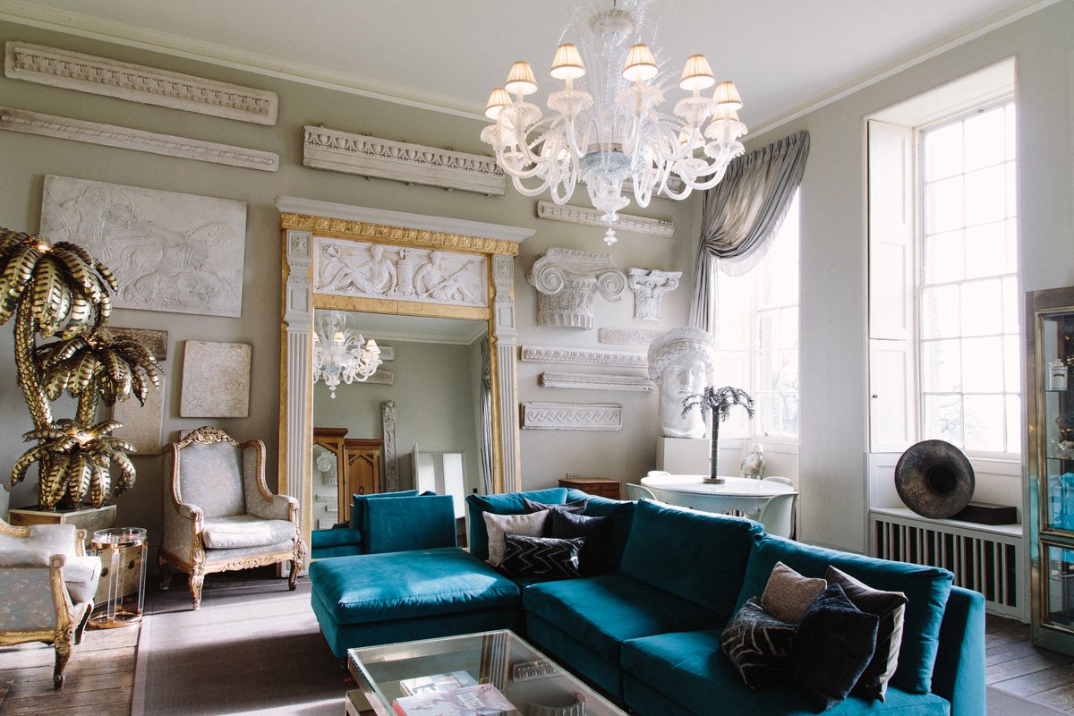 AynhoePark's tweet image. THE BRIDAL SUITE // Our Bridal Suite at Aynhoe Park is one of the most extraordinary rooms to prepare for your magical day - extravagant and elegant, it will be sure to provide the perfect setting for your wedding day. Photography by @barkerevans #aynhoepark #amoderngrandtour