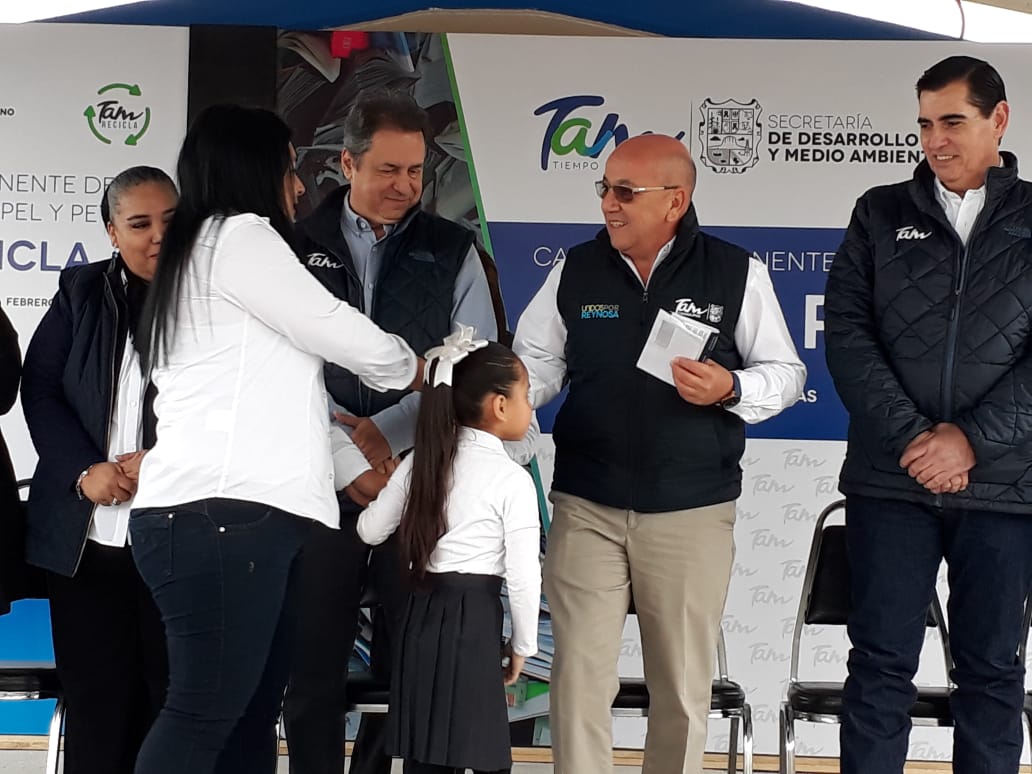 SedumaTam's tweet photo. Relanzamiento del Programa de @gobtam #TAMRECICLA y entrega de fichas de inscripción y tarjetas a escuelas que más han aportado material reciclable, en la Escuela Primaria Aníbal Pérez González, Fracc. San Valentín #Reynosa #SEDUMA @EDUCATAM #CREDES @UnidadEjecutiva #Tamaulipas https://t.co/KEgmdiZ6Ja