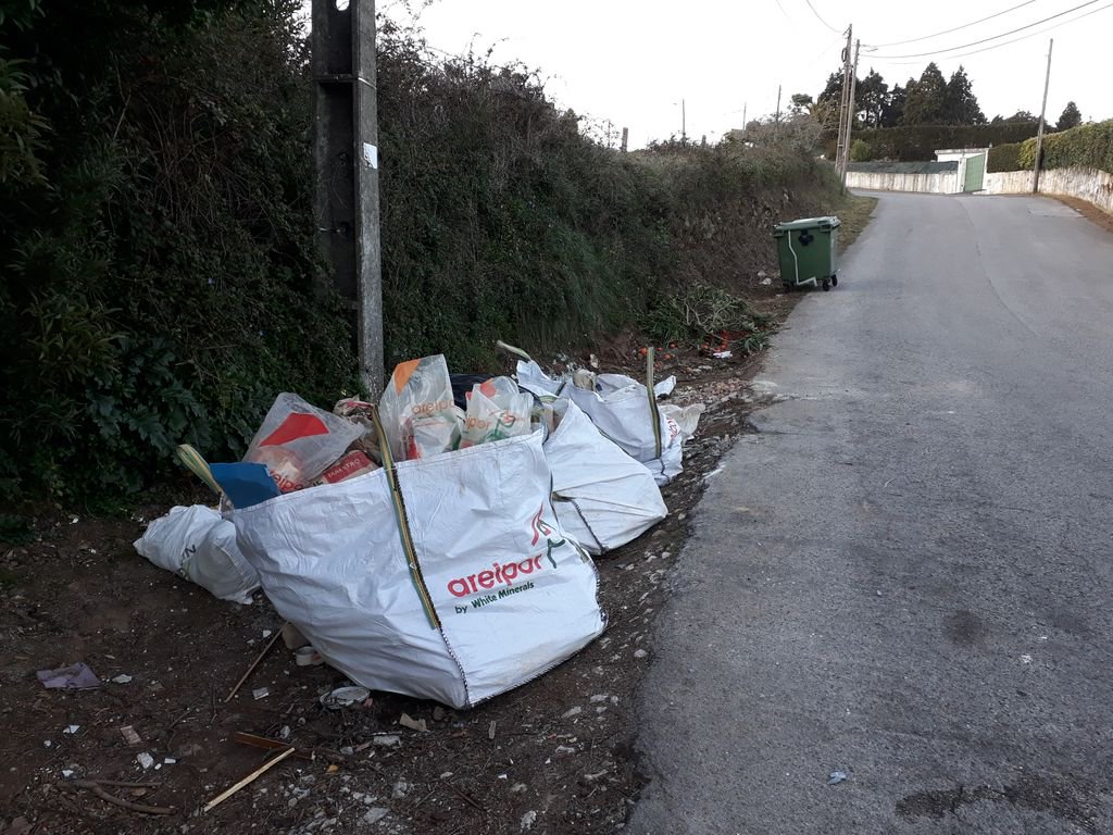 The fly tipping continues unchecked in #Sintra #Portugal and as long as the municipal services provide a free collection service to the tippers, with no risk of being caught, why would they stop?
