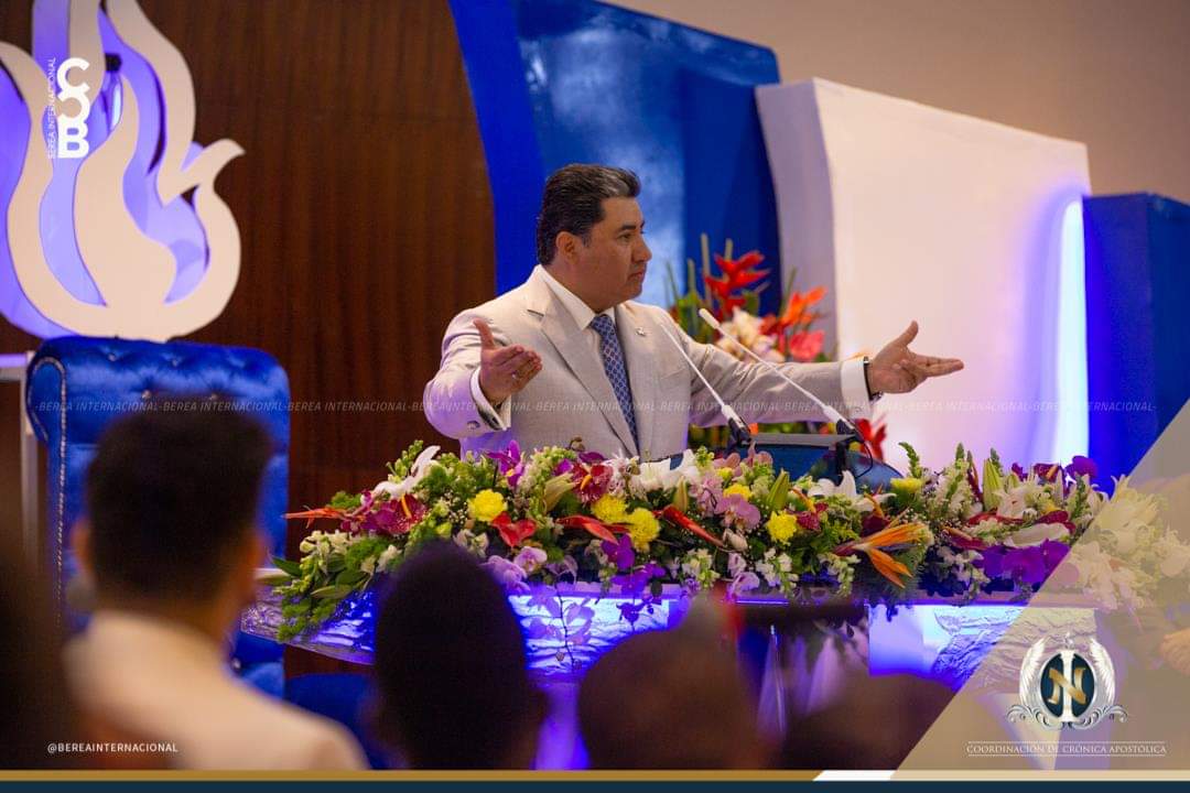 BereaInter's tweet photo. Mostró su inmenso amor por los Hnos. de Haití y de RD y habló de las 3 etapas que Dios manifiesta a la humanidad para alcanzar la Salvación https://t.co/JNIqeSOY2D

#GiraUniversal2019  #LLDM https://t.co/JULXDG95eK