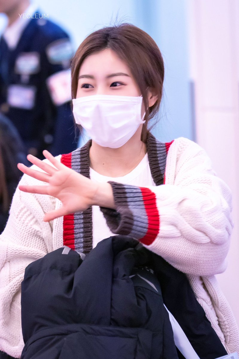 白米 ていうかセンター分けでゆるく低い位置で結ぶ髪型って一般人だと平安時代の人か二児の母みたいな雰囲気出がちなのに それでもちゃんとアイドルなのさすがだなあって改めて思うわ Izone 아이즈원 강혜원 장원영 アイズワン