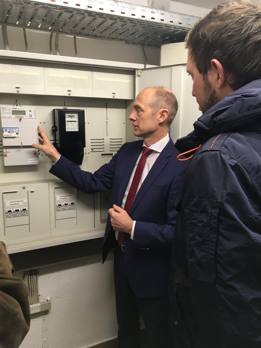 1. #Smartmeter im @Bayernwerk-Netz. Mit der Stadt Auerbach legen wir den Grundstein für eine sichere &amp; intelligente Kommunikation von Erzeugung, Verbrauch &amp; Stromnetz. Was folgt? --&gt; Aktive Teilhabe, Transparenz &amp; größerer Komfort für unsere Kunden. #Flexumer #Digitalisierung