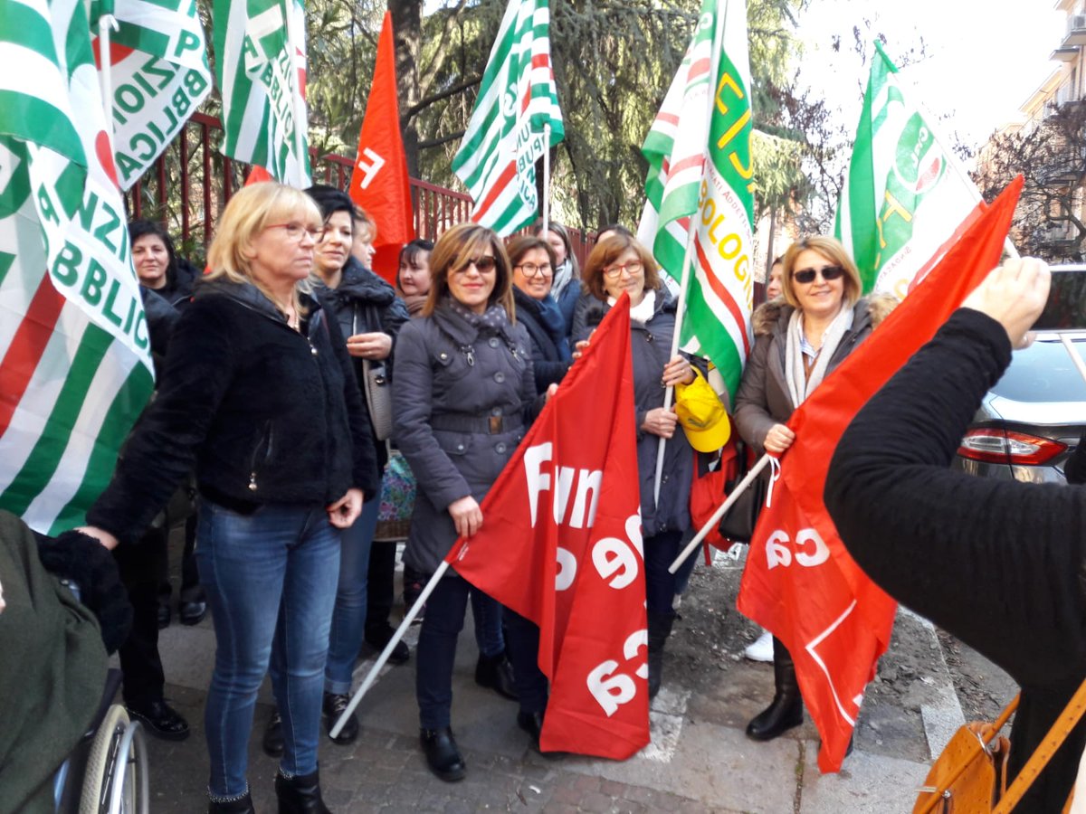 CgilBologna's tweet photo. Lavoratrici e lavoratori #Santanna #Bologna in #presidio stamattina con la solidarietà degli ospiti della struttura! #CiSiamo https://t.co/xvJR95Yi0p https://t.co/S4ZHUdTBCv
