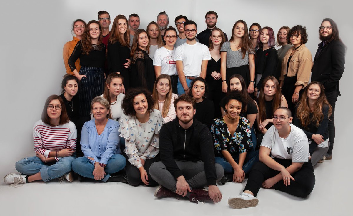 ecole_mjm's tweet photo. [#MJMRennes] Les étudiants se sont prêtés au jeu de la photo de classe ! 😃

Retrouvez toutes les photos sur le #MJMBlog ➡️ https://t.co/eGrfEyvjLw

#MJMGraphicDesign https://t.co/sFZEfQW7od
