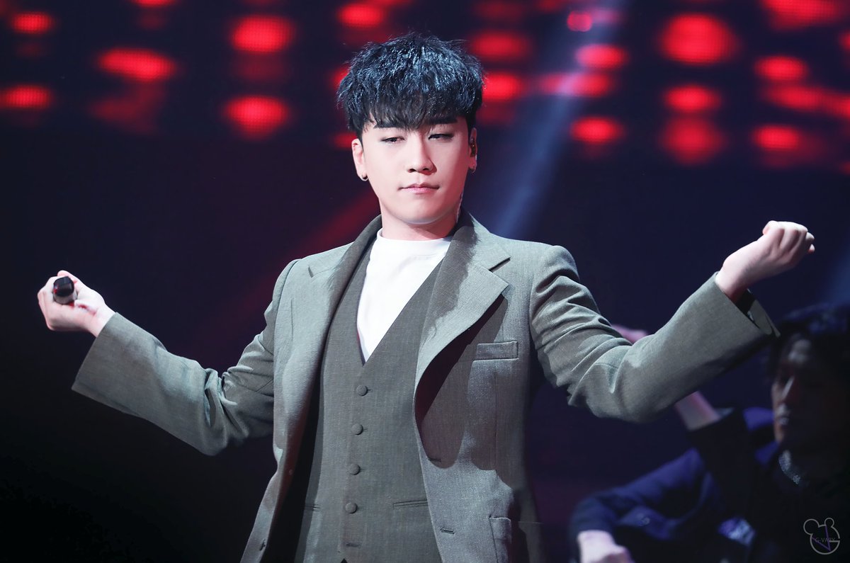 G_Vaby's tweet photo. [190217] THE GREAT SEUNGRI TOUR FINAL #승리 #SEUNGRI

너므 죠앙 ˚‧º·(˚ ˃̣̣̥᷄⌓˂̣̣̥᷅ )‧º·˚
게으른 나를 컴퓨터 앞에 앉히는 사람 ..🥰💕 https://t.co/HsAJ99gJkf