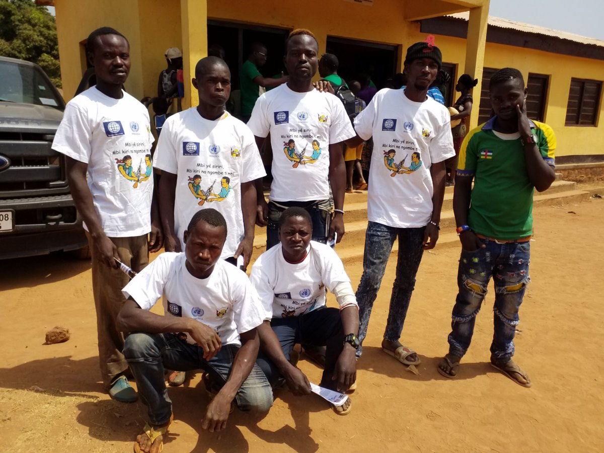 uepnddrrcaf's tweet photo. .#UEPNDDRRenAction! C'est parti! Même après le départ de l'équipe de sensibilisation #DDRR, la campagne va se poursuivre de bouche à oreille dans la commune. MERCI la jeunesse pour le relais. OUI pour le #DDRR! @GouvCF @RCA_Renaissance @WorldBank @CEEAC_ECCAS @UN_CAR @EUTMRCA https://t.co/5lMil6pzUQ