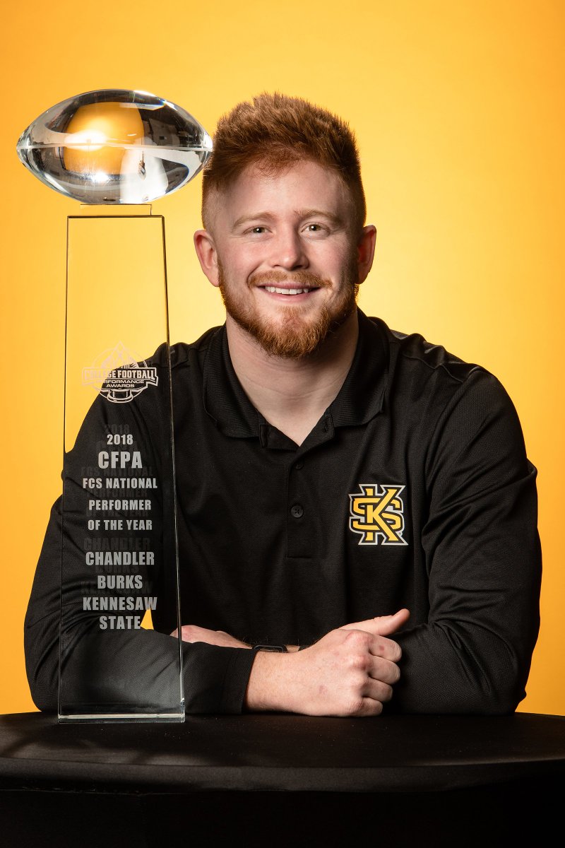 kennesawstfb's tweet photo. Chandler Burks got his hands on the @CFPerformance National Performer of the Year trophy over the weekend. 🏆

Just another piece of hardware to remember an incredible year and career!

𝐓𝐡𝐞 𝐖𝐢𝐧𝐧𝐞𝐫𝐬
FCS » @burks_chandler 🦉
FBS » Tua Tagovailoa 🐘

#GoldStandard https://t.co/NU17EvFDjz