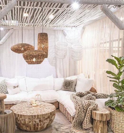 💡Lighting can change up any space! Visit our showroom today to get inspired and add some flare to the room! 
#Lighting #InteriorDesign #InteriorLighting #MunroGroup #Style #HomeStyle