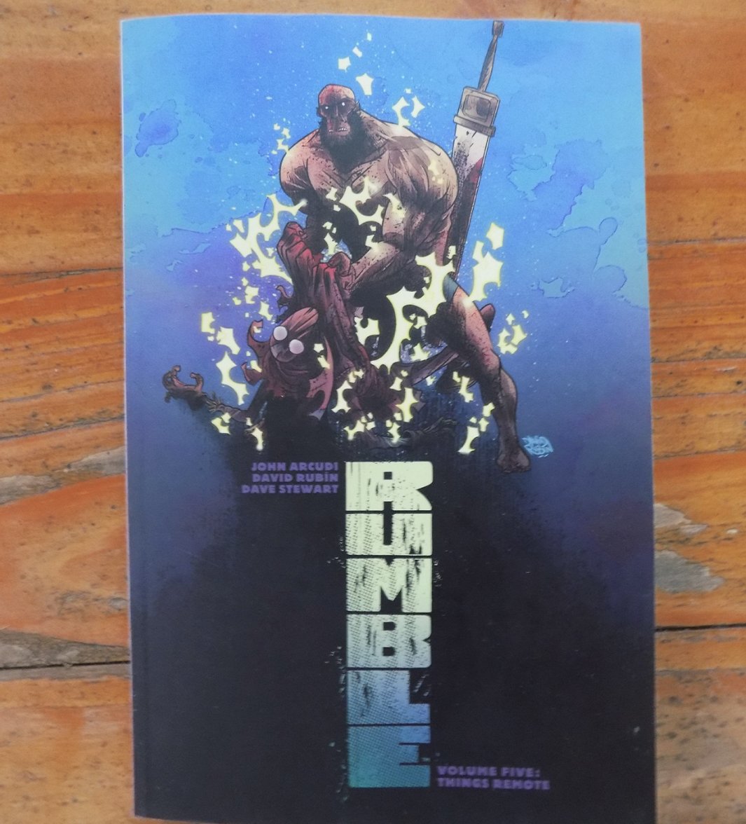 GonzaloRuggieri's tweet photo. Just arrived! Rumble TPB vol. 5. The book looks amazing and I'm glad to colaborated with a pin-up :)
Thanks so much to @ArcudiJohn and @davidrubin!
#comicartist #drawing #pinups
#image #imagecomics #rumble #scarecrow #comics #digitalart #pinup #illustration #rathraq #digitalcolor https://t.co/uJwGPrrJtp