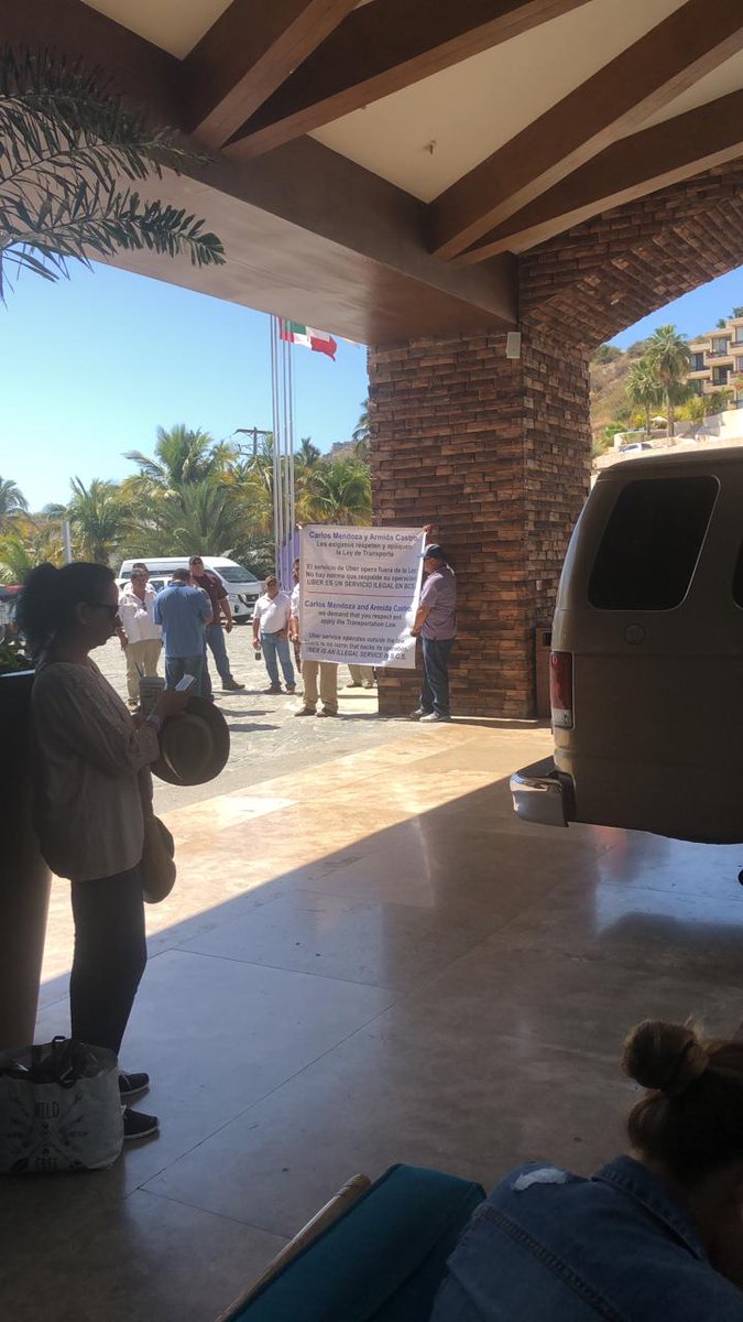 EdwinSa22089466's tweet photo. Si según el art 21 constitucional dice que la investigación de delitos le corresponde al ministerio público y a las policias...
¿Porqué aqui en Los Cabos se esta haciendo justicia de propia mano por parte de los taxistas hacia los uber y nadie hace nada? #QueAlguienMeExplique https://t.co/zdOmd4MMbr