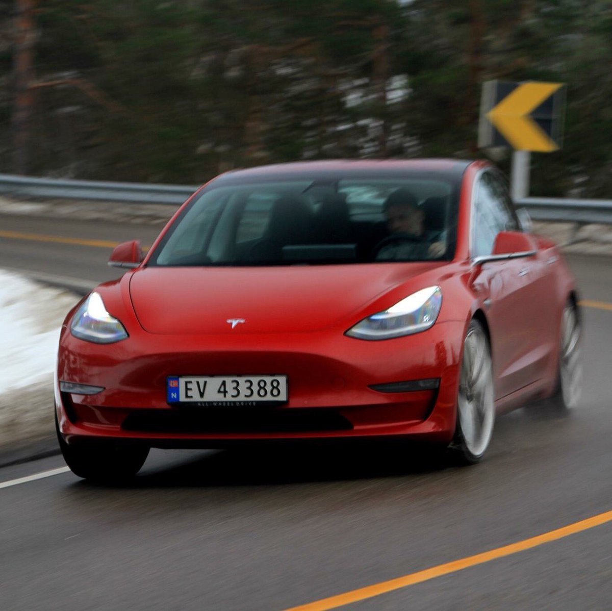 By far the most typical #driverscar when it comes to BEV! Had the pleasure of testing and photographing the #Tesla #Model3 Performance the other day. What a car - regardless of drivetrain 👌👍🏻