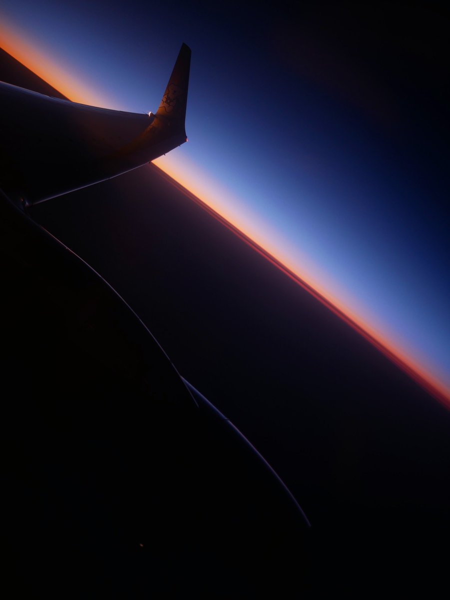 津軽海峡上空での日没🙏
飛行機は窓側派です(｀・ω・´)