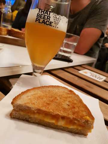 ThatBeerPlaceHQ's tweet photo. Mahoosive THANK YOU to everyone who came to the 1st ever THAT MELTY BEER THING last night!! Hope you had as much of a giggle as we did hosting it for you fabulous people.
Big up to @Meltdownchester for having us over at her gaff 😘🧀🍻
#collabchester https://t.co/z8dNPfKJJa