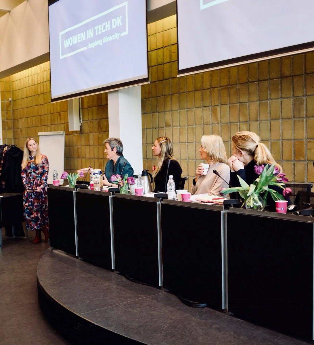 Microsoft_dk's tweet photo. "Det er ikke en kvindesag, det er en fælles sag til gavn for alle," sagde @Vestager i dag, da @LivogStormsmor deltog i paneldebat om kvinder i tech. #WomenInTechDK #TalkAboutTech https://t.co/Udm9k4Q6Wl