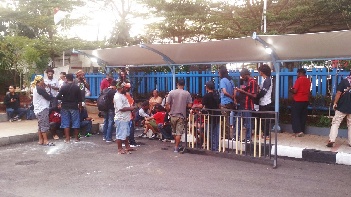 Pak <a href="/jokowi/">Joko Widodo</a>, setelah suara kami di bungkam oleh aparat kepolisian dengan membubarkan kami secara paksa dan mengurung kami, lalu mereka membebaskan dan terlantarkan kami seperti ini.

Kami hanya ingin masalah kami selesai dan kami pulang dari tempat ini. Kami capek di permainkan.