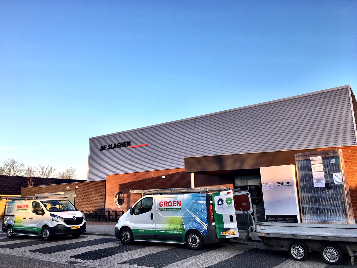 Voorjaarsvakantie en dat betekend een lege #sporthal, daarom vanmorgen gestart met het verduurzamen van de #Slaghen in #Ommen. Deze week wordt de warmwatervoorziening vervangen voor #zonneboilers van <a href="/AOSmithWPC/">A.O. Smith Water Products Company B.V.</a> én wordt alle verlichting vervangen voor #LED verlichting....