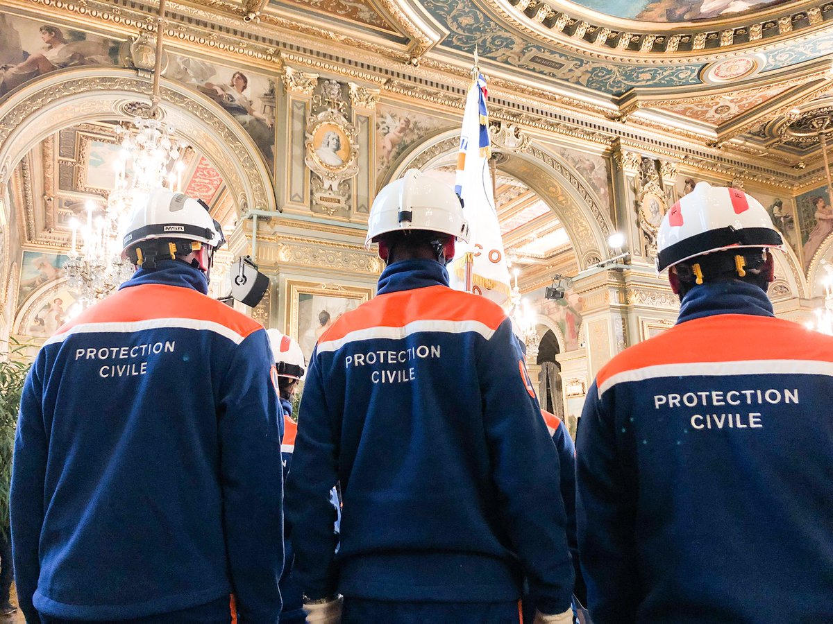 Anne_Hidalgo's tweet photo. Heureuse d’avoir reçu ce soir à l'Hôtel de Ville les bénévoles de la @PCParisSeine. Vous portez avec brio les valeurs de #Paris, merci infiniment pour votre engagement auprès des Parisiennes et des Parisiens ! 👏🏻 https://t.co/3f7Of9W44V