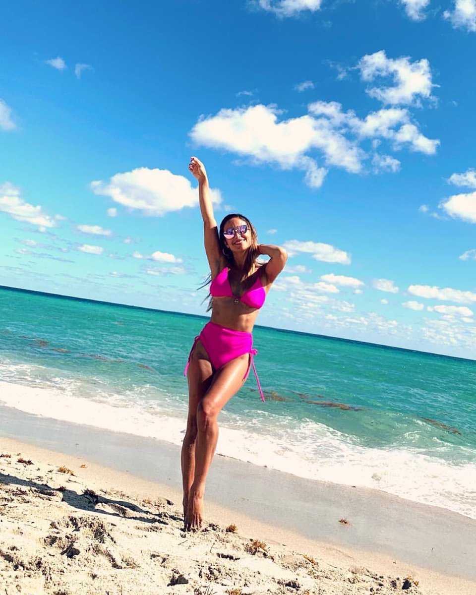 Summer time! 🌊
» No te pierdas ls rebajas de verano
🔥 Hasta 50% OFF 

She 💁🏽‍♀️ <a href="/lourdesanchezok/">Lau</a> 
.
#SummerSale #SS19 #ClassLife