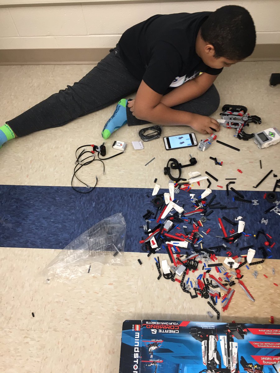 Mcscience348's tweet photo. Four our build on a day off from school!! Future looks BRIGHT!!#MtHealthyproud #mthcs #MyOhioClassroom #gcscstem https://t.co/XekqUaZPjH