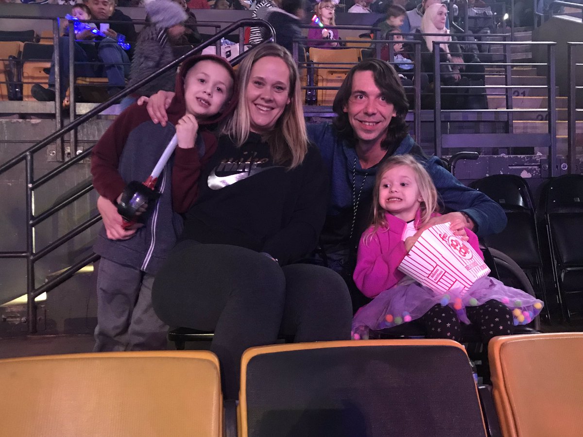 JennyBGoodspeed's tweet photo. #DisneyonIce https://t.co/deJ3YAkltF