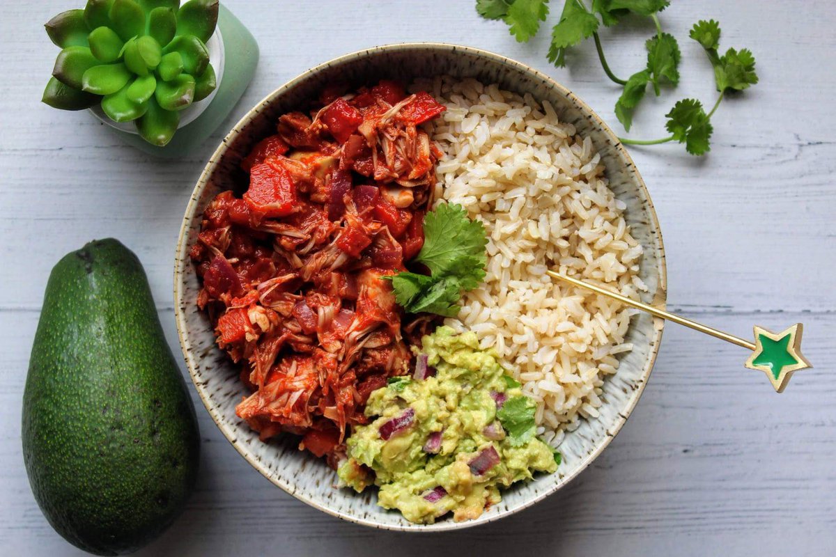 Another quick, easy and healthy #MeatfreeMonday dinner thanks to @mindfulchefuk - Pulled BBQ jackfruit &amp; avocado salsa, mmmm! Shredded 'meaty' jackfruit in a sweet and smokey sauce, served with homemade guac and rice makes this complete meal a satsifying one🍴🌱🌶🥑👌