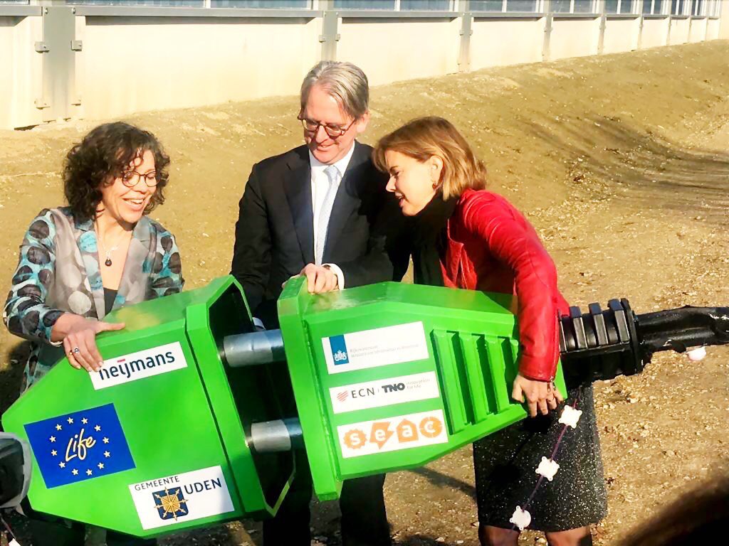lapperre's tweet photo. Vandaag opende minister @CvNieuwenhuizen de eerste #solarhighway van Nederland. Een geluidsscherm dat ook energie opwekt. Eén van de vele mooie duurzaamheidsinitiatieven van @Rijkswaterstaat: https://t.co/GXISSVOI2D https://t.co/1sVwA6Uul8
