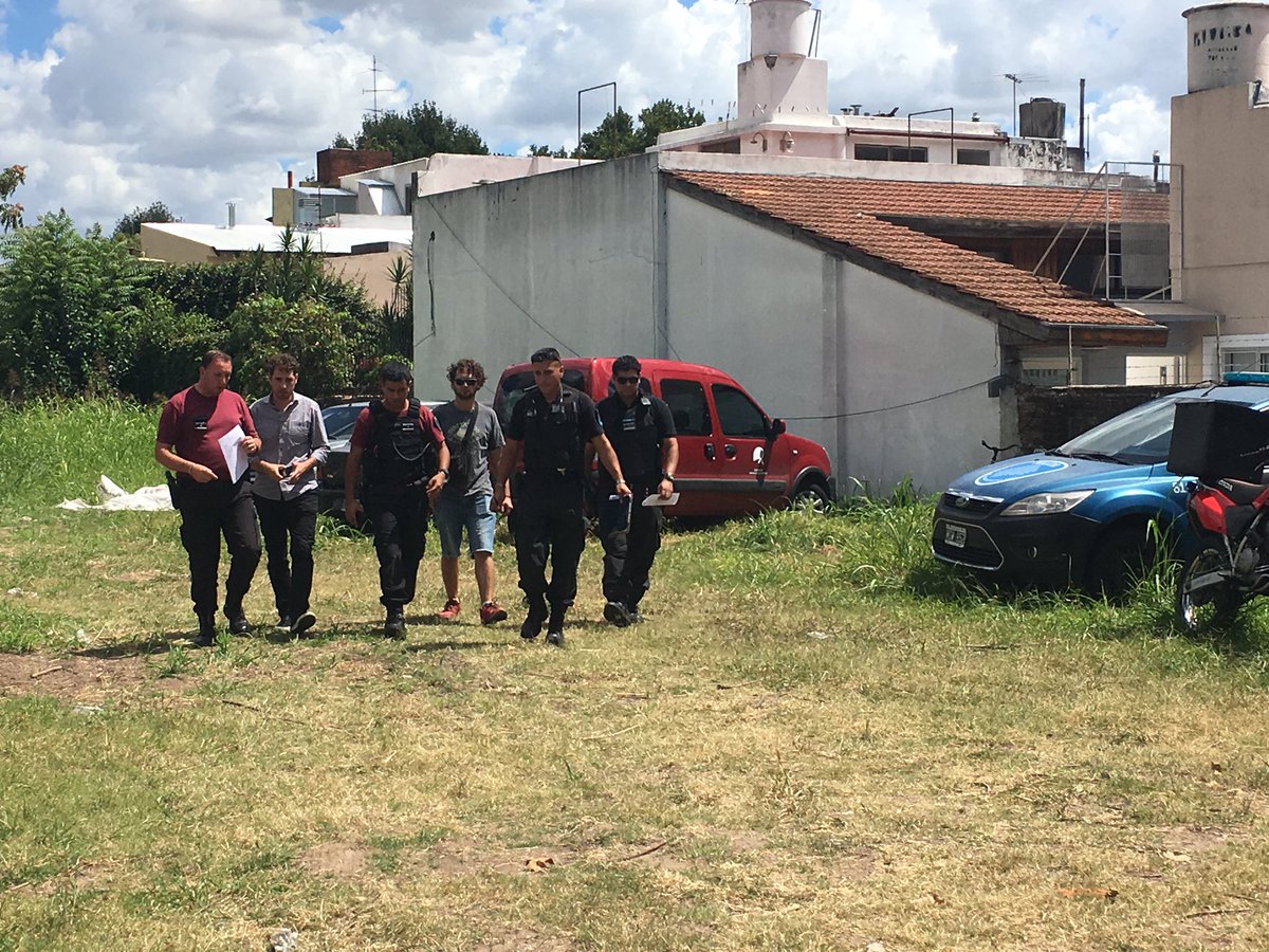 PrensaMadres's tweet image. ‼️AHORA
📢Este atropello es responsabilidad del Juzgado Comercial N° 13, a cargo del Dr Javier Perillo, quien conociendo que existía documentación ajena a la quiebra y sin valor económico ni comercial, decidió avanzar con el secuestro de parte del archivo histórico de las #Madres