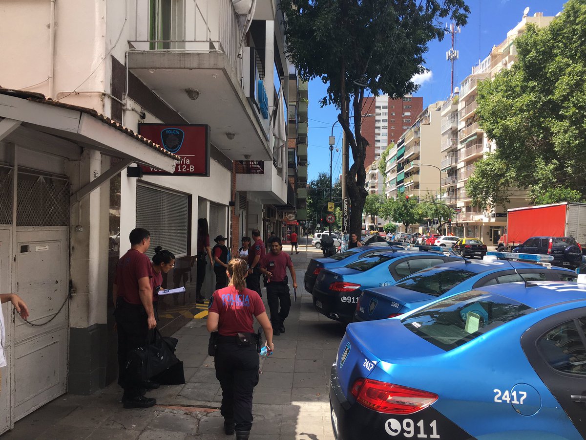 PrensaMadres's tweet image. ‼️AHORA
📢Este atropello es responsabilidad del Juzgado Comercial N° 13, a cargo del Dr Javier Perillo, quien conociendo que existía documentación ajena a la quiebra y sin valor económico ni comercial, decidió avanzar con el secuestro de parte del archivo histórico de las #Madres