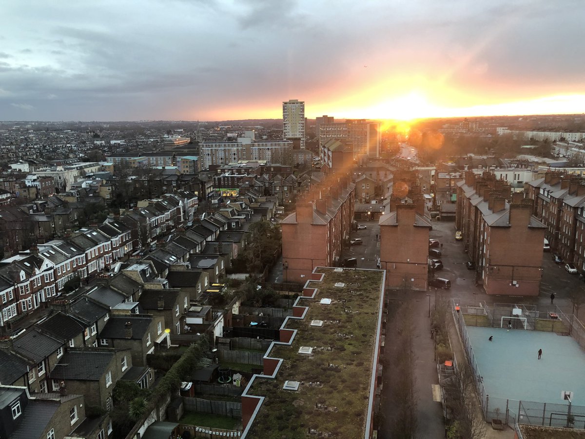Fulham and Chelsea before the sun goes down and the lights come on at Stamford Bridge. Huge game for MUFC and Chelsea. About time MUFC got a win here...