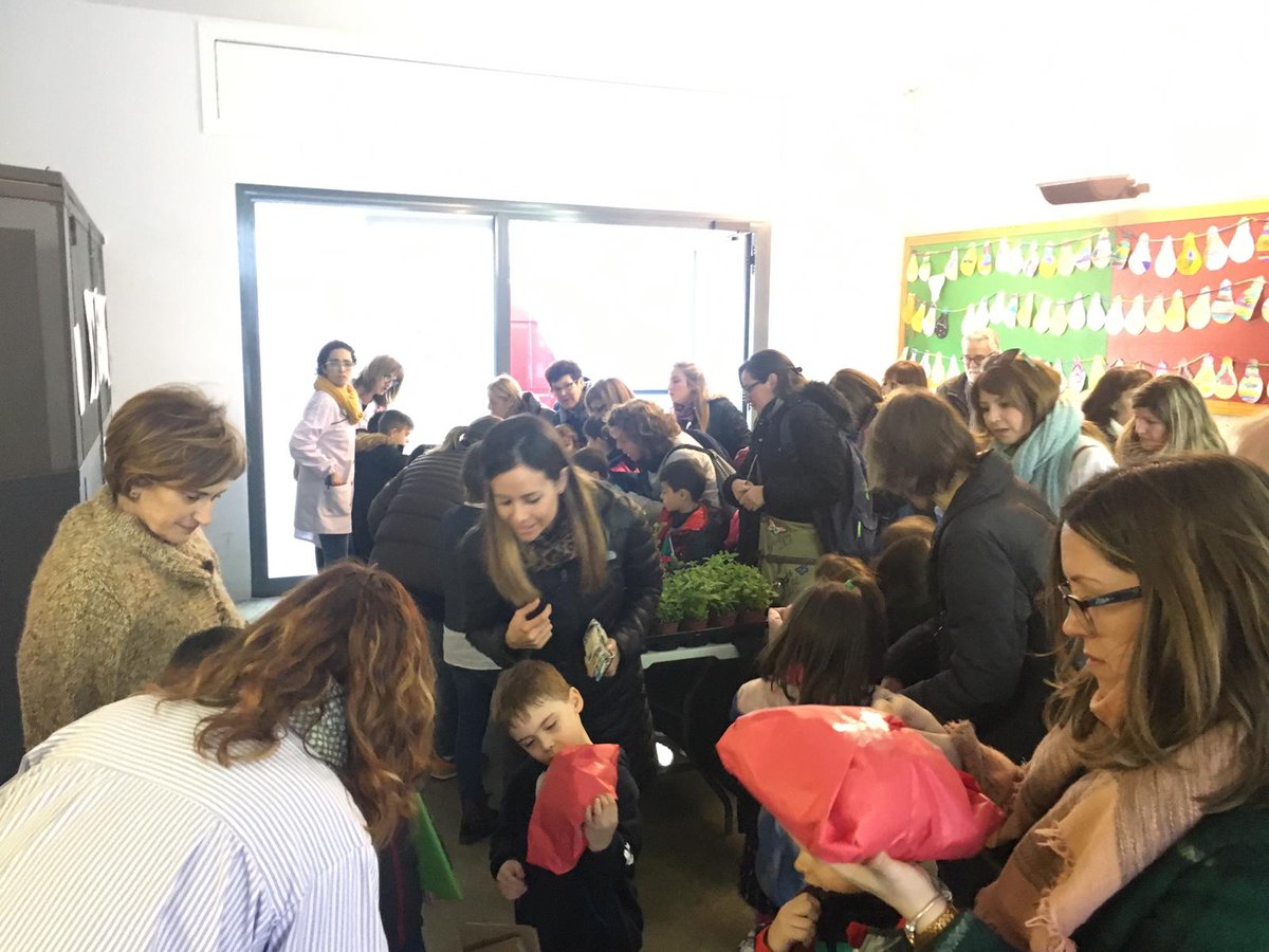 LaiaBlancoMDC's tweet photo. Queda innagurada la #botiguetamissionera . Aquest any els diners van per #prokarde pel projecte "una Escola infantil a Tanzània" gràcies per la vostra col.laboració! Romandrà oberta Tota la setmana de 17:00h a 17:30h @PastoralMDCprat https://t.co/dYulRsSETg