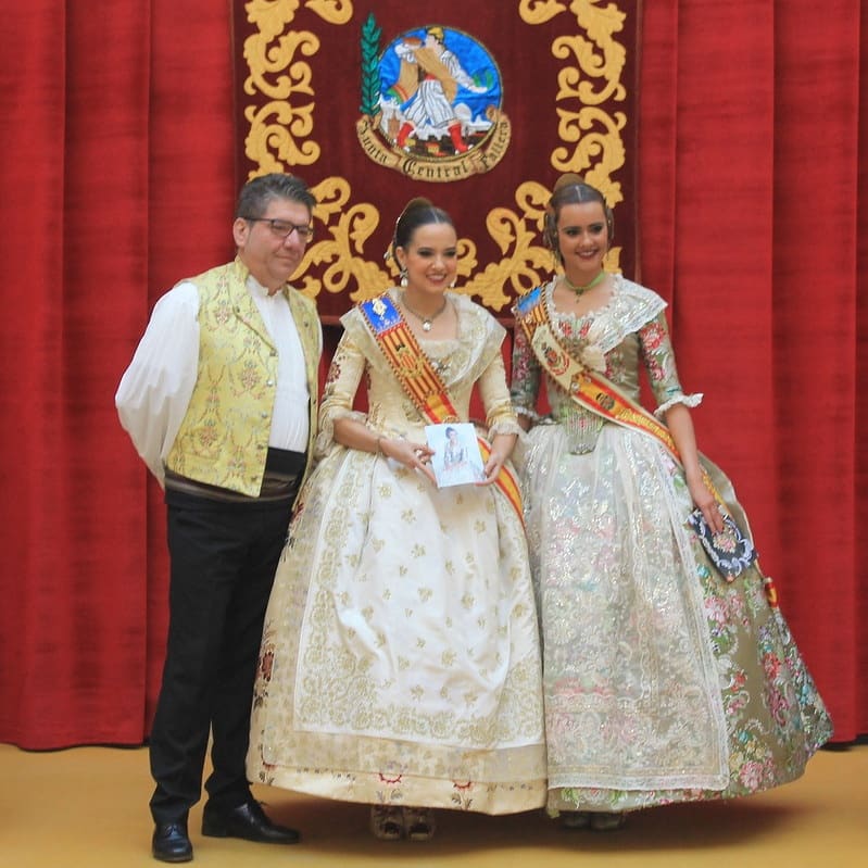 RealFalla's tweet image. El día 10 de febrero nuestra FM Ester acudió acompañada de nuestro presidente Paco al intercambio de fotografías con la FMV2019. Recibieron en el Palacio de la Exposición la máxima recompensa de JCF: Alicia Gimeno, Arantxa Molina e Isabel Peña
#realfalla #vivalareal  #lareal19