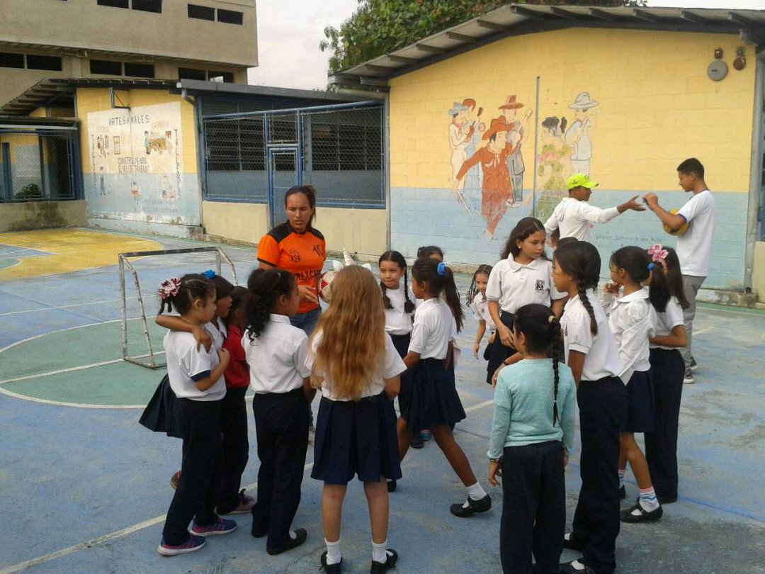 #18Feb La alcaldía de #Palavecino y el programa <a href="/imdepaloficial/">IMDEPAL</a> va a la escuela visitó hoy la UE artesanal Valmore Rodríguez con actividades deportivas y recreativas a nuestros estudiantes.<a href="/MirnaT_Vies/">Mirna TERESA Vies de Alvarez</a> .<a href="/salamppepalavec/">Centro de Desarrollo Educativo Palavecino</a> .@psuvaristobulo <a href="/NicolasMaduro/">Nicolás Maduro</a> #TrumpHandsOffVenezuela