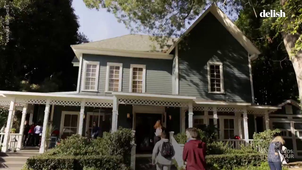 You can now have lunch at Lorelai Gilmore’s house. https://t.co/6SsqHsIqQB