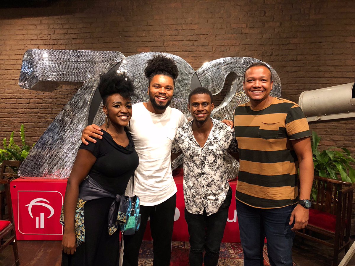 eurobsonsa's tweet photo. Com os divinos e maravilhosos #LeoAraujo e @cbraunna , ontem, após o espetáculo #70docmusical no @TheatroNETRio . Vocês e todo elenco arrasaram, sou fã! ❤️👈🏿 https://t.co/oA4hm6c6GZ