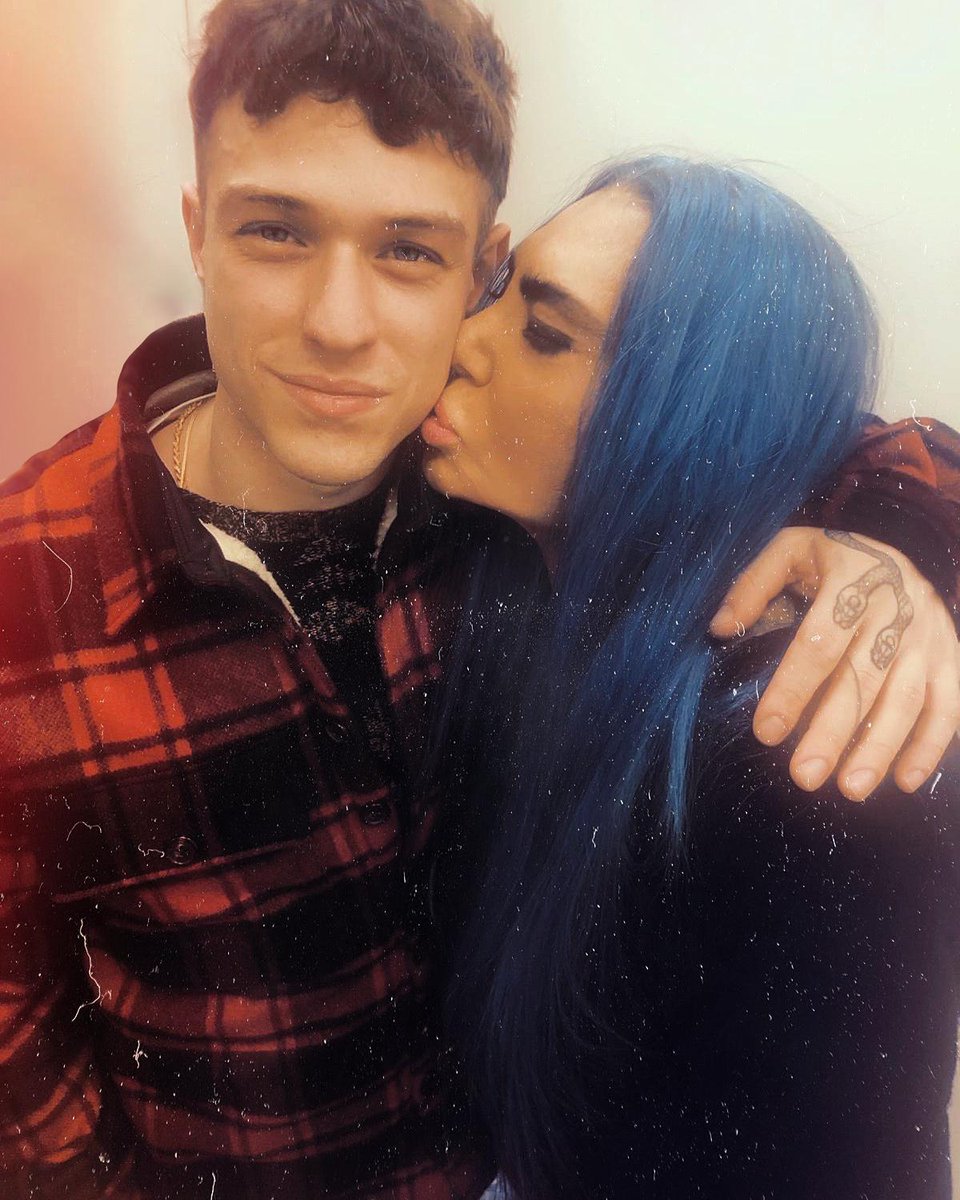 IRAMAPLUME's tweet photo. Ti voglio bene Loredana, con questo bellissimo momento sono orgoglioso di annunciare che anche “Giovani” è disco di platino 🔥🔥 https://t.co/0mZOAPiwQo