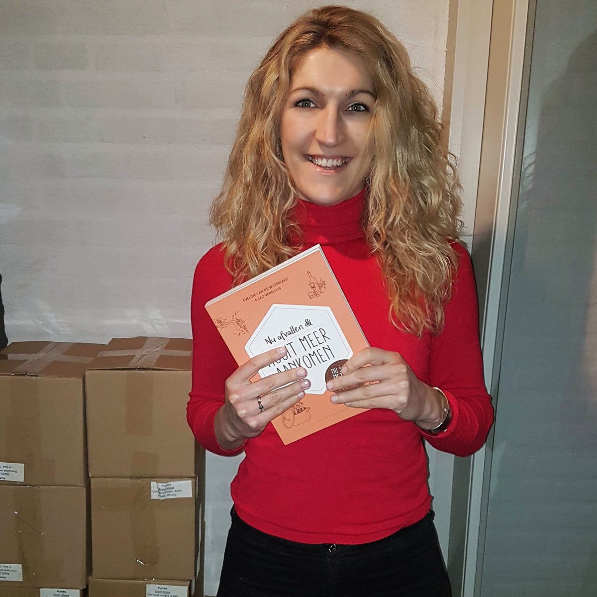 EvelinevdWater's tweet photo. Trots! Vandaag is de tweede druk van mijn boek 'Nu afvallen en nooit meer aankomen'binnengekomen!

Benieuwd naar het boek? Op https://t.co/8zhWiQ1pds kun je 3 gratis hoofdstukken downloaden.

#dietist #boek #psychologie #dieet #opgewichtblijven #gezondafvallen #dieettip #afvallen https://t.co/kQ1fwEkm7O