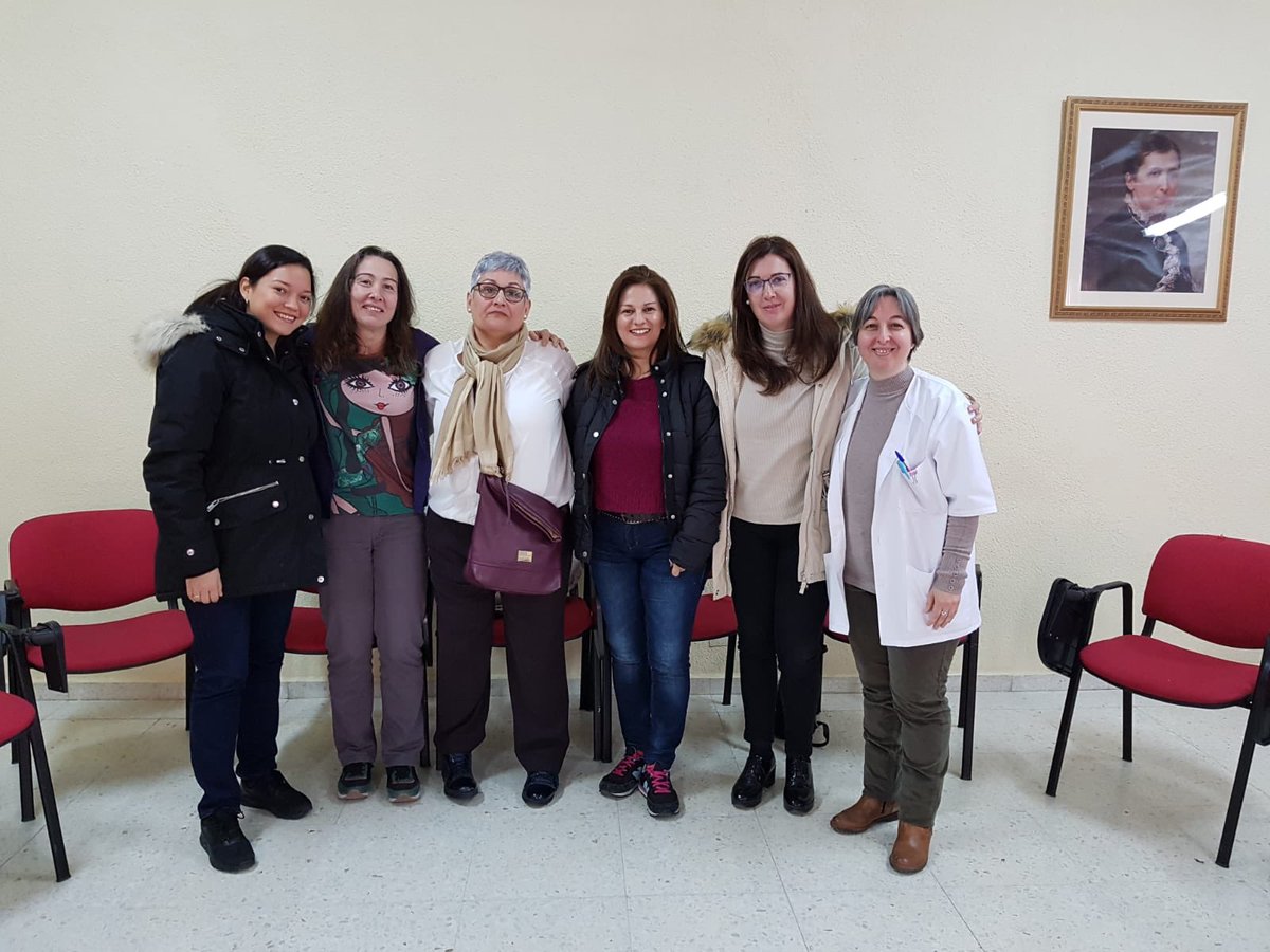 RYvoluntarios's tweet photo. Hoy, con algunas de las madres que colaboran en el proyecto de Acción Social. Gracias, a ellas, y a todos los profes que colaboran y ayudan desde sus posibilidades. https://t.co/FXXR89gC76