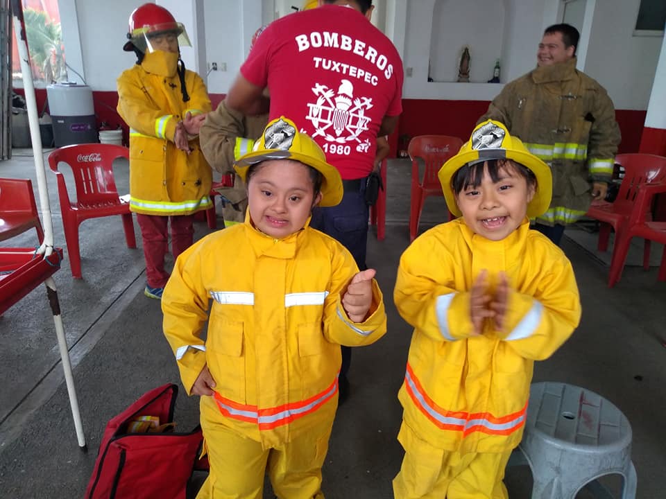 tvbus's tweet photo. #TvBus Bomberos de #Tuxtepec reciben en sus instalaciones a alumnos de la Fundación #Down y comparten estos momentos @Bomberos_GobOax @DIF_Oaxaca https://t.co/TxwCze0lBk