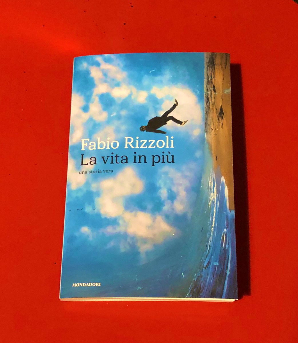 ladivoralibri's tweet image. “La tenerezza appartiene a un luogo che si raggiunge soltanto in volo” 

Fabio Rizzoli, La vita in più Libri Mondadori ♥️ @Stoleggendo @CasaLettori @Librimondadori @FraRodella Buona serata, amici di dipendenza letteraria!