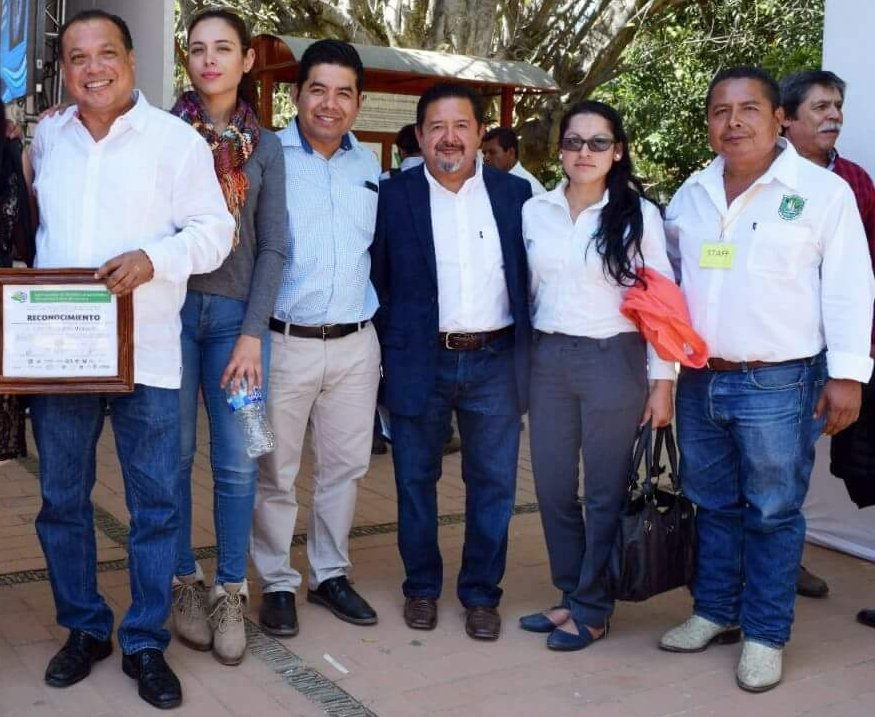 uraniocrv's tweet photo. La Federación Agronómica Oaxaca faeo_ le desea un felíz cumpleaños al Colega Agrónomo destacado @LinoVelazquez un hombre con visión de desarrollo del campo Oaxaqueño @hernandezderas @alejandromurat @RaulBCCue @Aechoac @IvetteMurat @CNAgronomica @CNC_CEN @_AvilesAlvarez https://t.co/Oeisxz8qXp