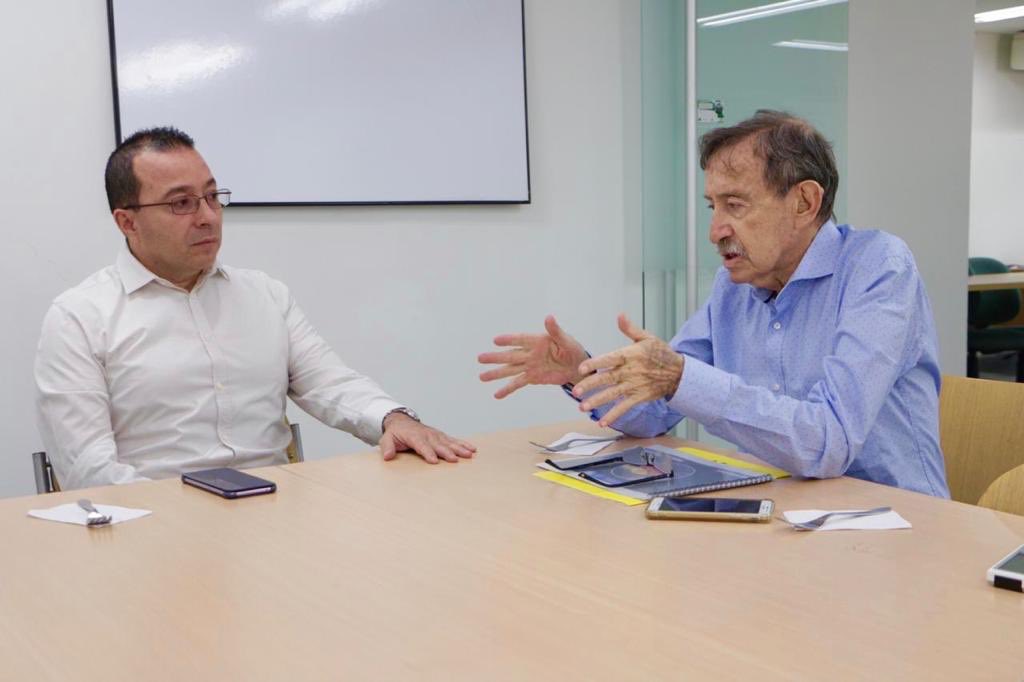EstradaCarlosM's tweet photo. Complacido de reunirme con @RalbertoRendon, futuro Embajador de Colombia en Chile, para identificar posibles frentes de trabajo y formación con los migrantes Colombianos en ese país. Estamos #ConstruyendoPaís 💪🏼 https://t.co/k5XeEkaepa