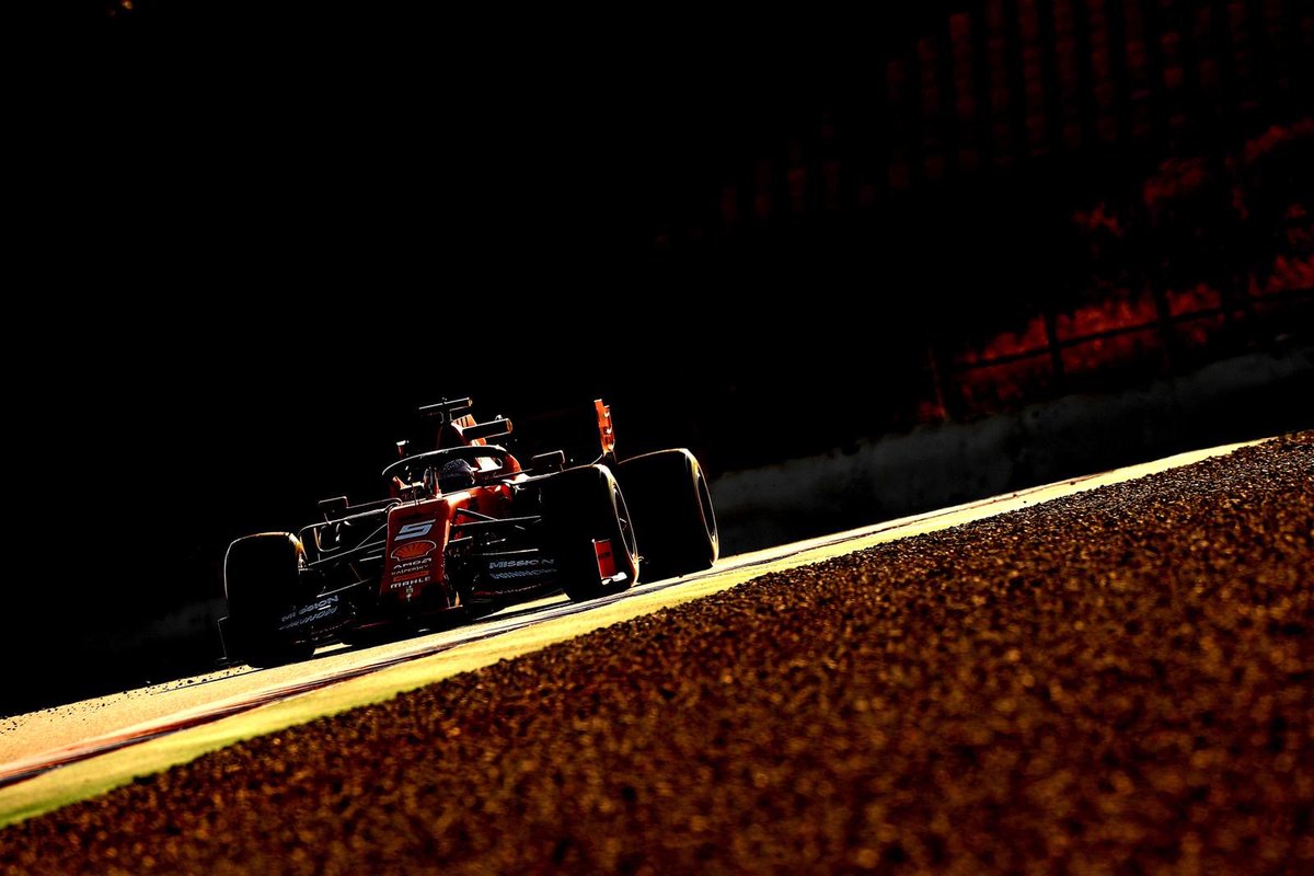 #SebastianVettel coloca a #ScuderiaFerrari na ponta dos testes da #Formula1 no circuito da Catalunya em #Montmeló #MercedesAMGF1 como sempre escondendo o jogo #F1Testing #ForzaFerrari #F1 #Maranello #LaFerrariDellaFerrari #Seb5