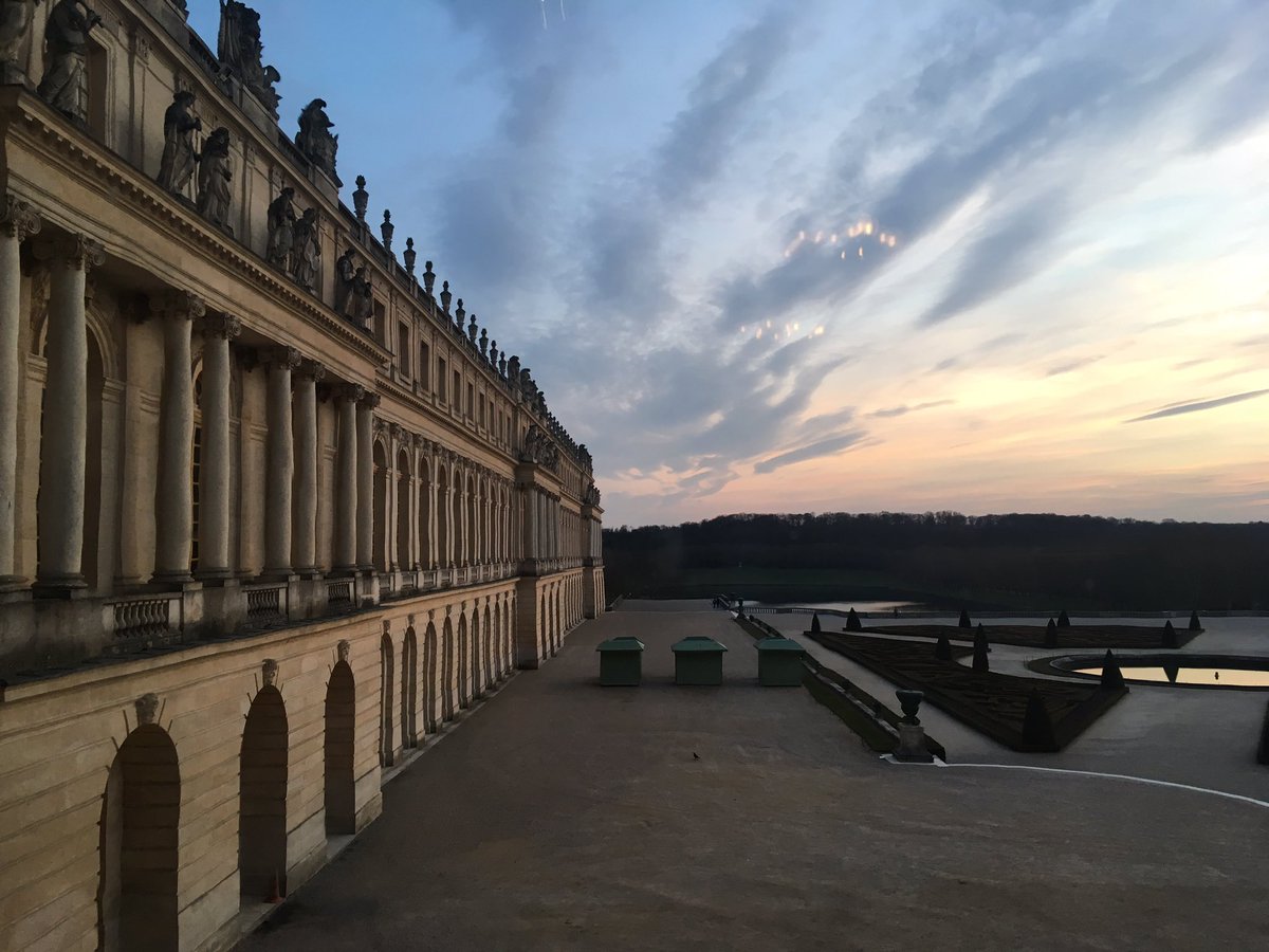 horti2s's tweet photo. AXA Wealth Management reçoit ses partenaires Bancaires au château de Versailles. @CCalendini et @MarieeOlivier annoncent les enjeux de l’année 2019 et l’importance de l’épargne pour AXA. #axawealthmanagement #custormerfirst #payertopartner #simplicity #confiance @AXAFrance https://t.co/7AcGmembbx