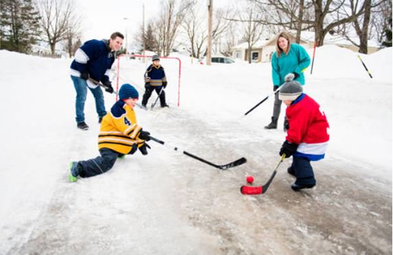 Папы играют в хоккей. Дети играют в хоккей. Хоккей на улице. Канадские дети играют в хоккей. Играют в хоккей на улице.