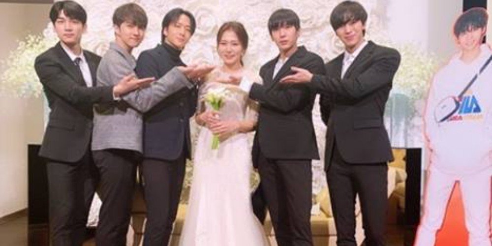 allkpop's tweet photo. VIXX's manager and stylist get married after 6 years of dating https://t.co/A3YhcuwWmz https://t.co/fnM7Vg8hm0