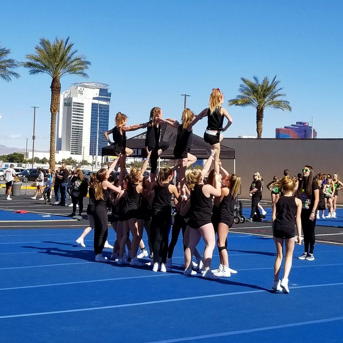 MomsWanderlust's tweet photo. How fun is an outdoor warmup beneath sun and palm trees?? Such an amazing experience at @JAMZCheer!! #envytheempire #canadarepresents #JAMZNationals https://t.co/W07rL0fJm5
