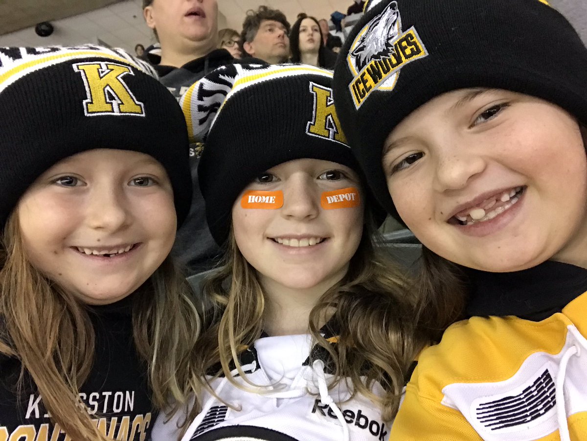 TiffRichard's tweet photo. #gofrontsgo #familydayfun #besties #OurTeamOurTown @KingstonFronts https://t.co/kEhNX2BshC
